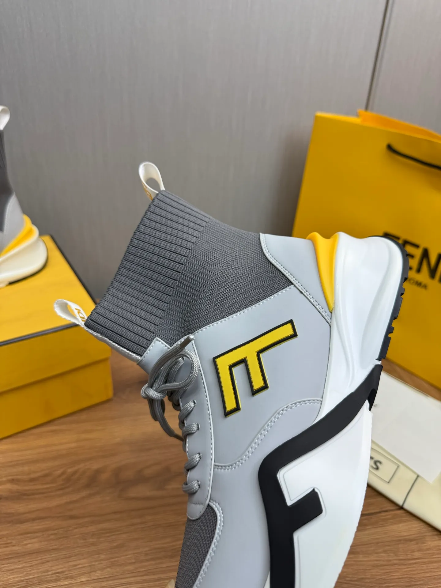 Men's men's shoes 💰560💰 Fendi [Fendi] hot style is on the market 🔥Fashionable casual men's shoes 🔱 Made of original brand fly knit fabric. Original cowhide + breathable mesh lining + sheepskin feet. Perfect shape and top quality, you deserve it 🔜Original rubber outsole, ultra-light, non-slip and wear-resistant 👣 Standard size 38-44